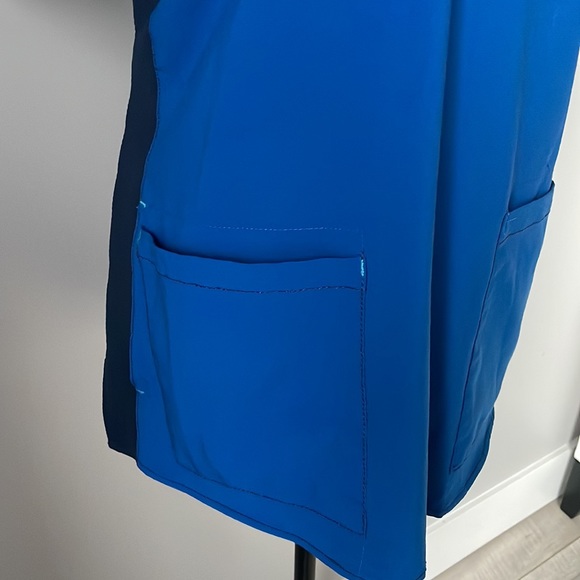 Carhartt Scrub Top - Picture 3 of 8